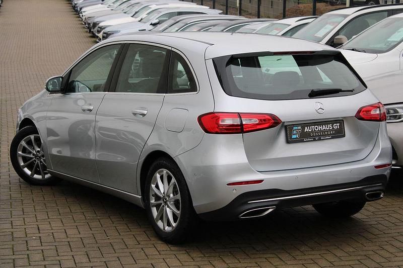 Gebraucht Mercedes B180 136 PS (100 kW) 2022 Iridiumsilber Van / Kleinbus