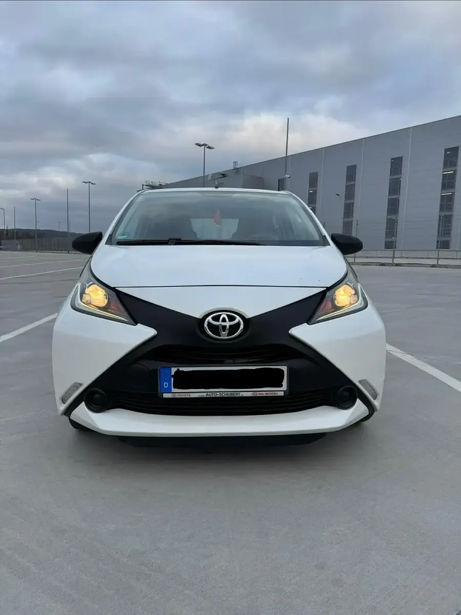 Second-hand Toyota Aygo 69 CP (50 kW) 2015 Alb Hatchback