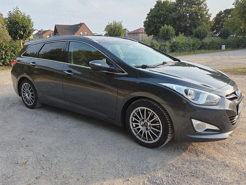 Grau Gebraucht 2015 Hyundai i40 Premium Kombi | 6.500 € (Guter Preis) - Bild 1/4