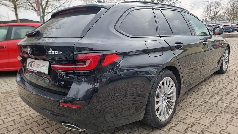 Gebraucht BMW 530e 184 PS (135 kW) 2021 Saphirschwarz metall (metallic) Kombi