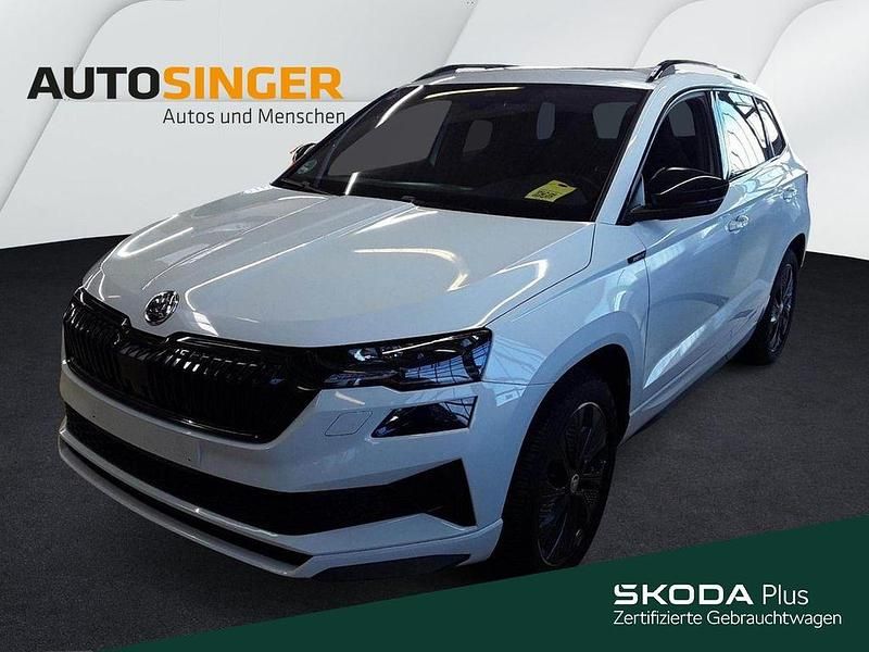 Moonweiss metallic Gebraucht 2025 Skoda Karoq SportLine SUV | 39.220 € (Fairer Preis) - Bild 1/4
