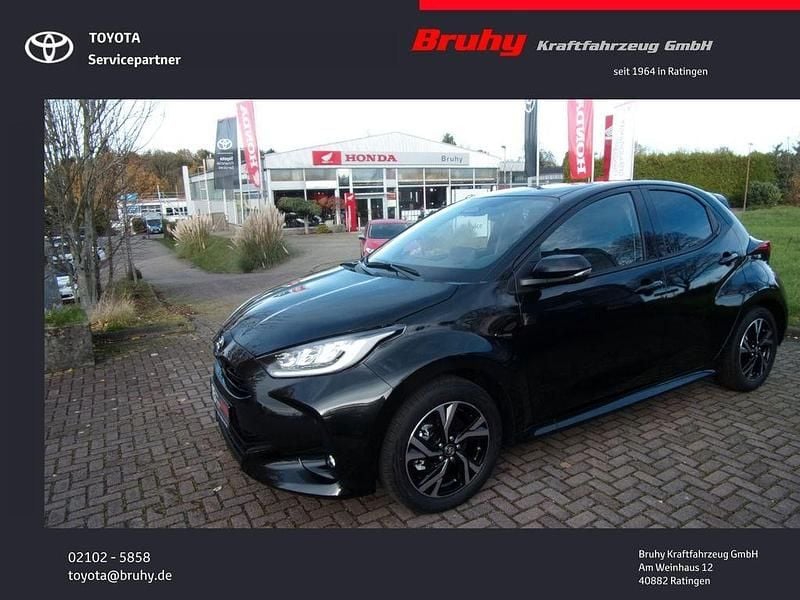 Schwarz Neu 2025 Toyota Yaris Hybrid Limousine | 22.999 € (Guter Preis) - Bild 1/4