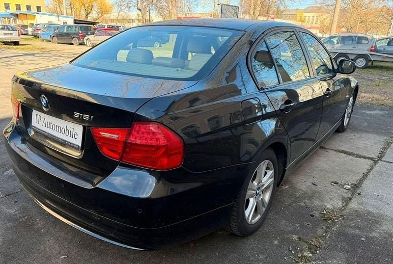 Gebraucht BMW 318 143 PS (105 kW) 2011 Schwarz Limousine
