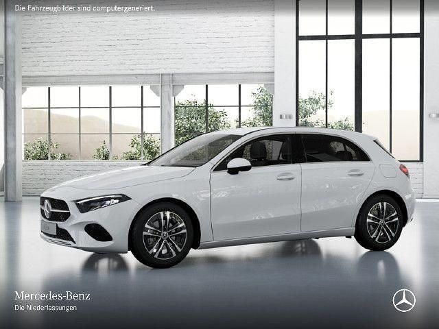 Weiß Gebraucht 2024 Mercedes A180 Advanced Limousine | 26.990 € (Guter Preis) - Bild 1/4