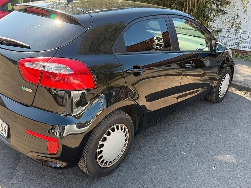 Second-hand Kia Rio 84 CP (61 kW) 2016 Negru Hatchback