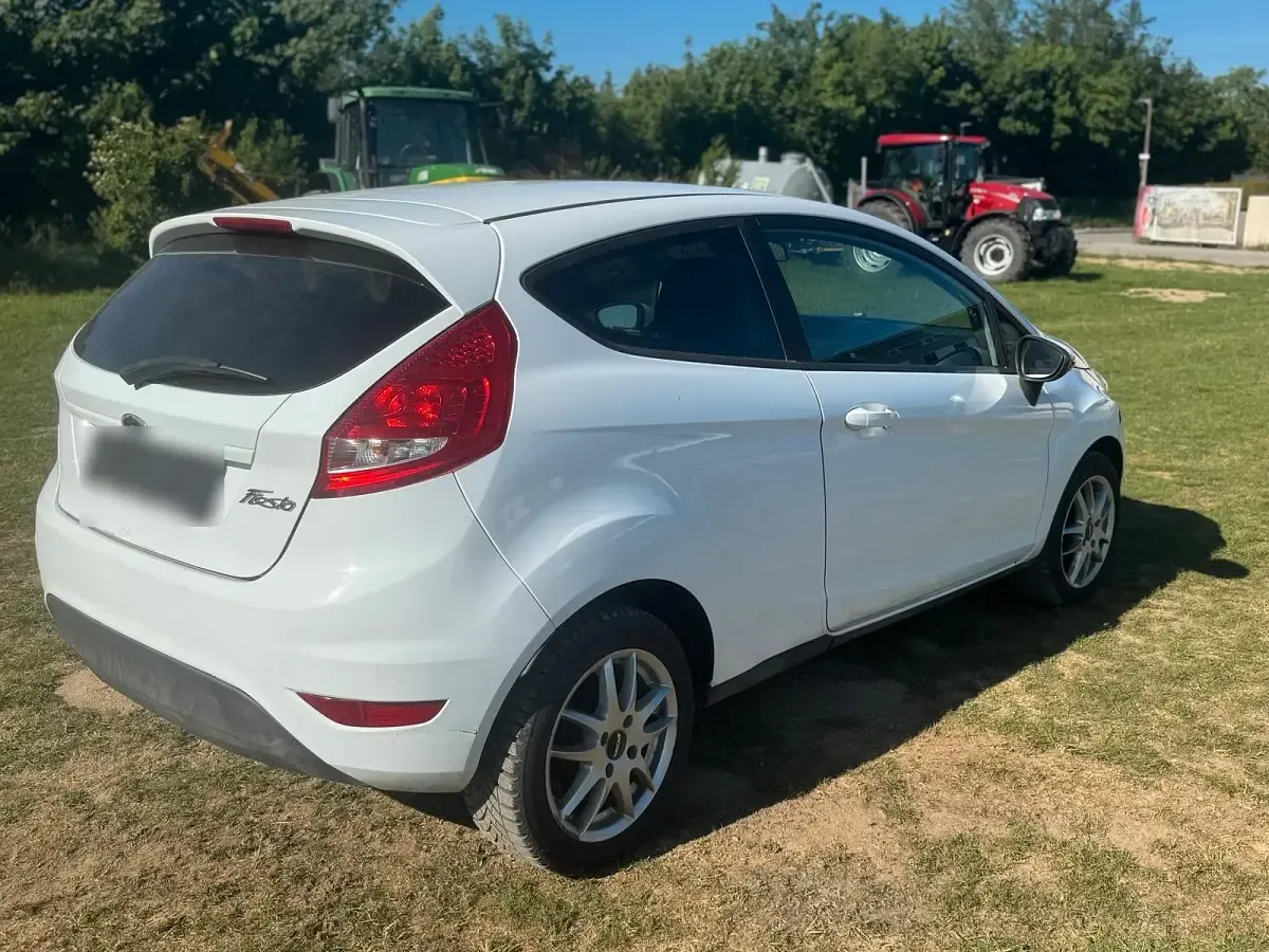 Gebraucht Ford Fiesta 96 PS (70 kW) 2009 Weiß Kleinwagen