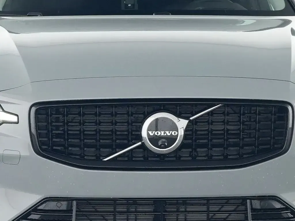 Gebraucht Volvo V60 Plus 197 PS (144 kW) 2025 Vapour grey Kombi