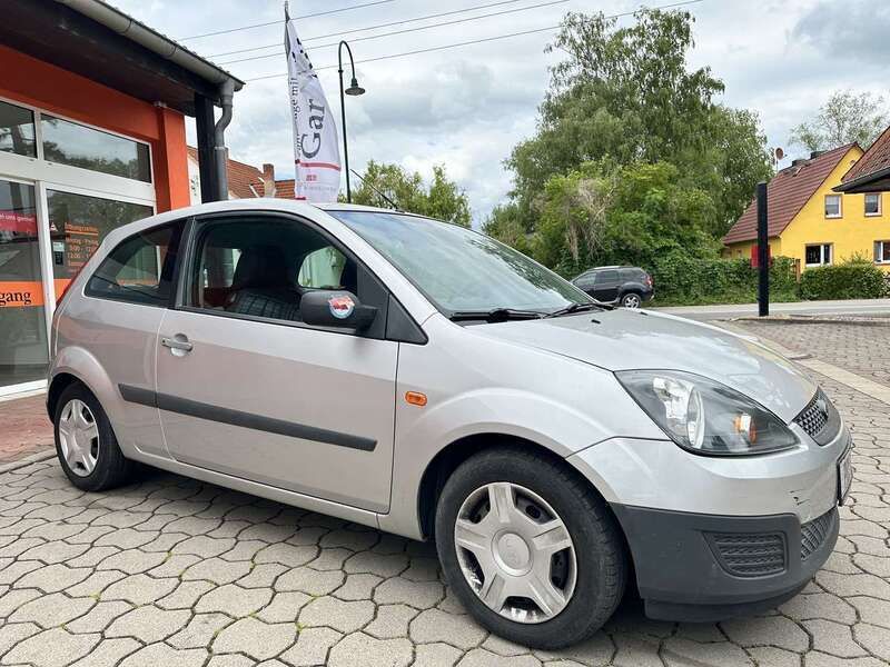 Polarsilber metallic Gebraucht 2007 Ford Fiesta Basis Kleinwagen | 1.890 € (Fairer Preis) - Bild 1/4