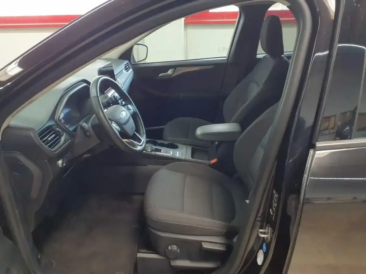 Usado Ford Kuga Titanium 120 HP (88 kW) 2023 Preto SUV