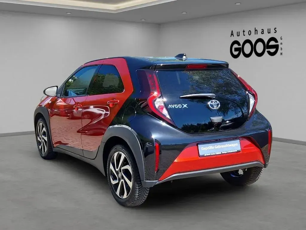 Gebraucht Toyota Aygo X Pulse 72 PS (52 kW) 2023 Chili red (3u4)/ black mica (2 SUV