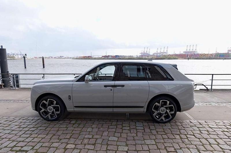 Neu Rolls Royce Cullinan 544 PS (400 kW) 2026 Crystal over selby grey SUV