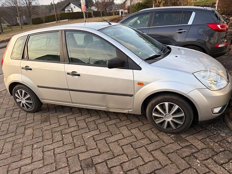Gebraucht Ford Fiesta Ghia 69 PS (50 kW) 2003 Silber Kleinwagen