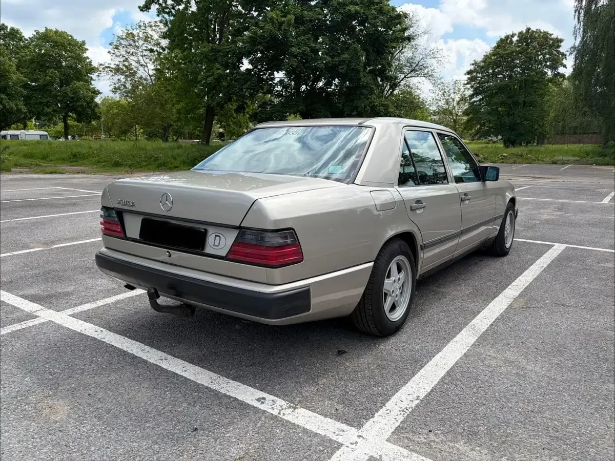 Gebraucht Mercedes E230 132 PS (97 kW) 1988 Beige Limousine