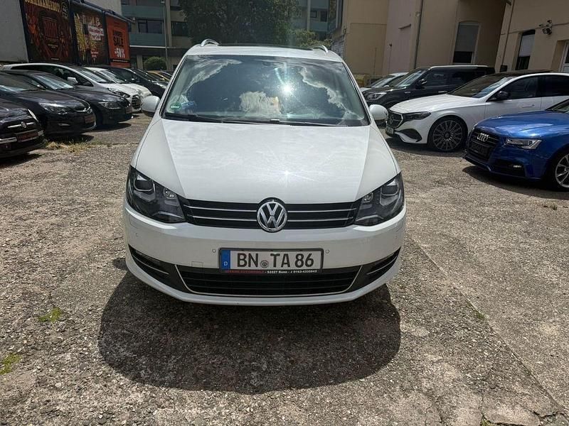 Weiß Gebraucht 2013 VW Sharan Highline Van / Kleinbus | 12.900 € (Etwas zu teuer) - Bild 1/4
