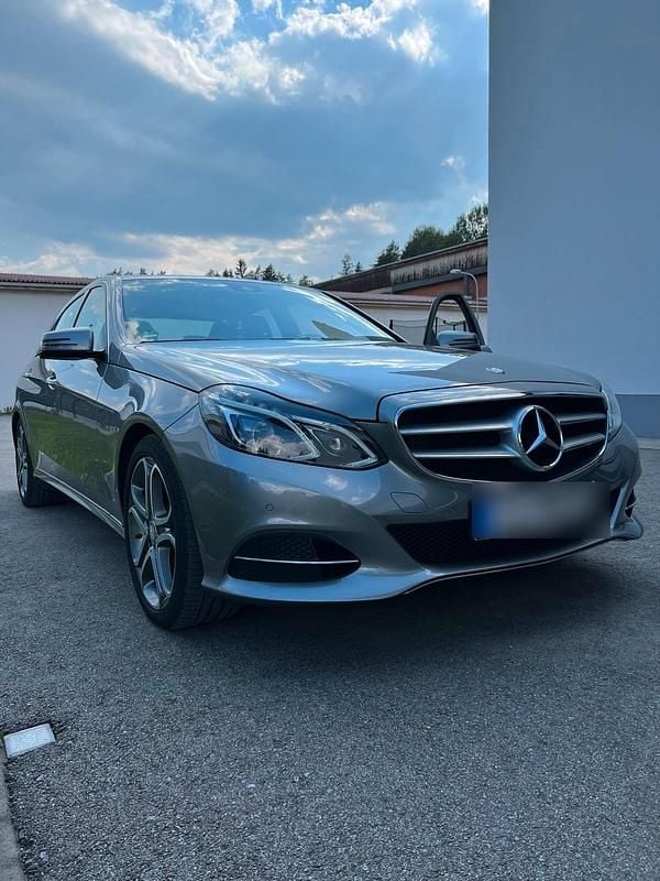 Grau Gebraucht 2015 Mercedes E200 Limousine | 19.000 € (Etwas zu teuer) - Bild 1/4