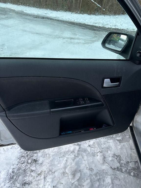 Gebraucht Ford Mondeo Trend 125 PS (91 kW) 2001 Silber Limousine