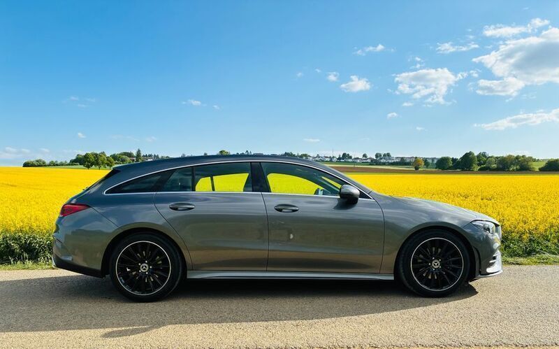 Grau Gebraucht 2020 Mercedes CLA180 Shooting Brake AMG Kombi | 22.500 € (Fairer Preis) - Bild 1/4
