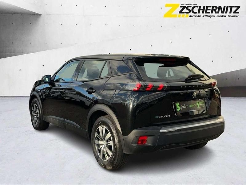 Gebraucht Peugeot e-2008 Active 100 kW (136 PS) 2022 Lackierung schwarz perla nera/ SUV