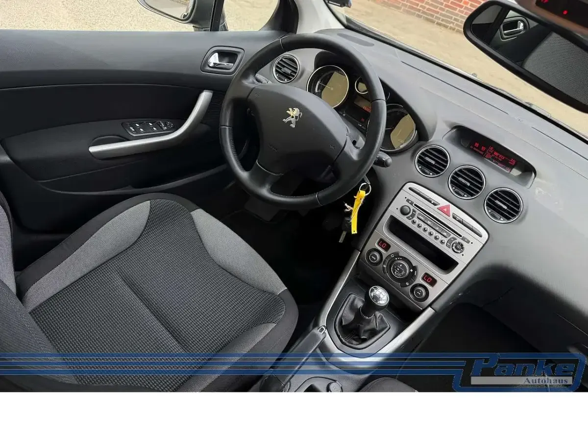 Gebraucht Peugeot 308 Active 120 PS (88 kW) 2012 Schwarz Limousine