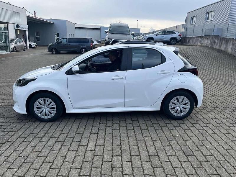 Weiß Neu 2025 Toyota Yaris Hybrid Comfort Limousine | 20.400 € (Superpreis) - Bild 1/4