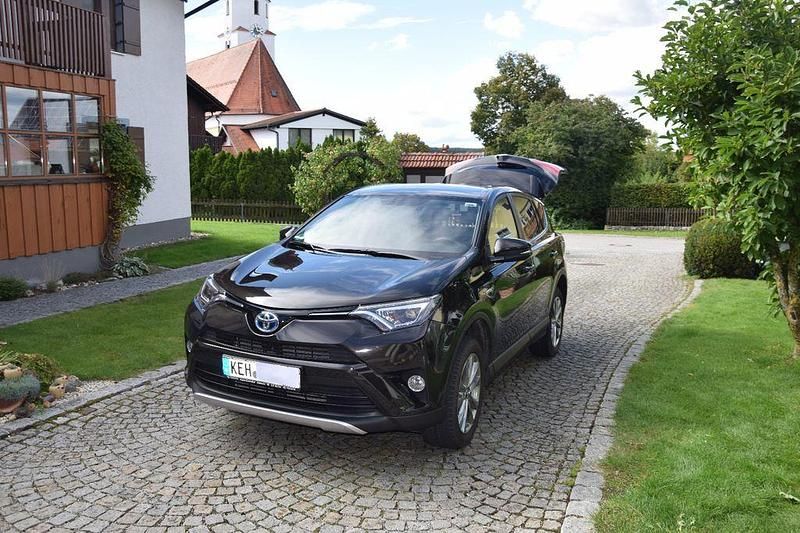 Braun Gebraucht 2016 Toyota RAV4 Hybrid Edition SUV | 17.900 € (Fairer Preis) - Bild 1/4