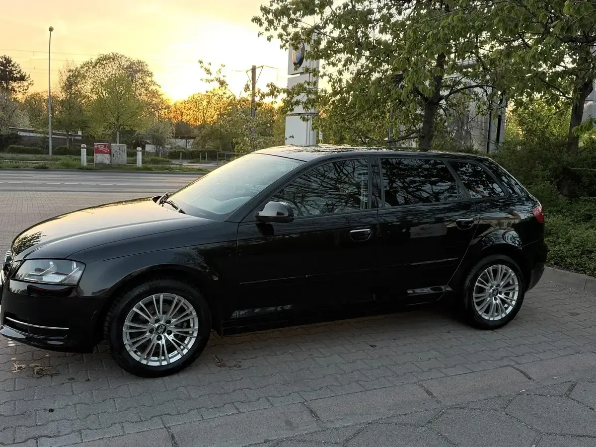 Gebraucht Audi A3 Sportback 105 PS (77 kW) 2011 Schwarz Kleinwagen