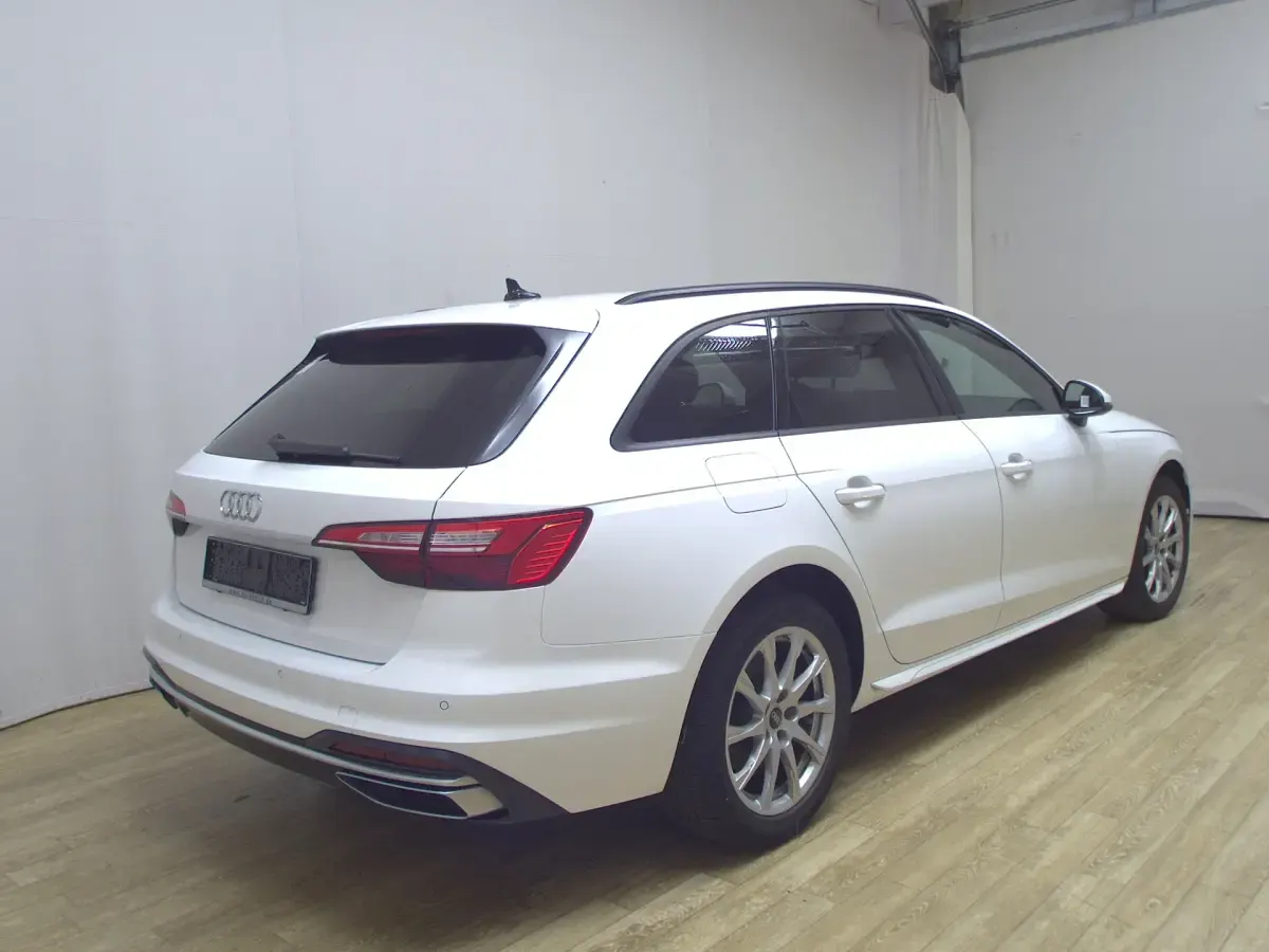 Second-hand Audi A4 Advanced 204 CP (150 kW) 2023 Alb Break