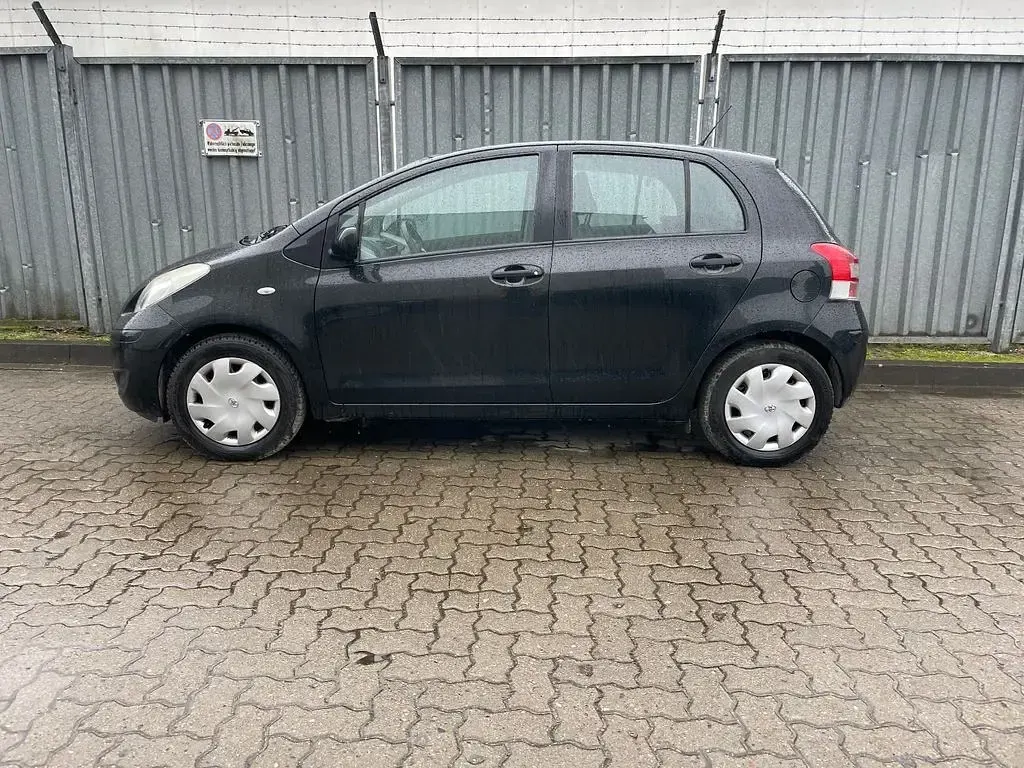 Gebraucht Toyota Yaris Cool 90 PS (66 kW) 2011 Schwarz Kleinwagen