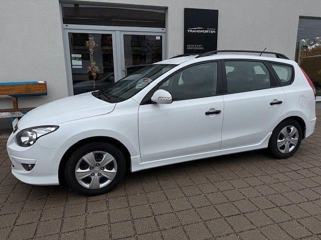 Weiß Gebraucht 2011 Hyundai i30 Edition Kombi | 5.990 € (Teuer) - Bild 1/4
