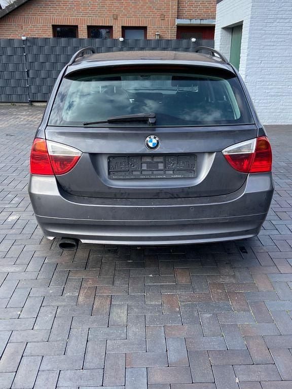 Gebraucht BMW 320 163 PS (119 kW) 2007 Grau Kombi