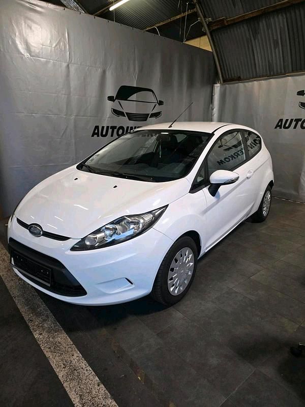 Gebraucht Ford Fiesta 60 PS (44 kW) 2010 Weiß Kleinwagen
