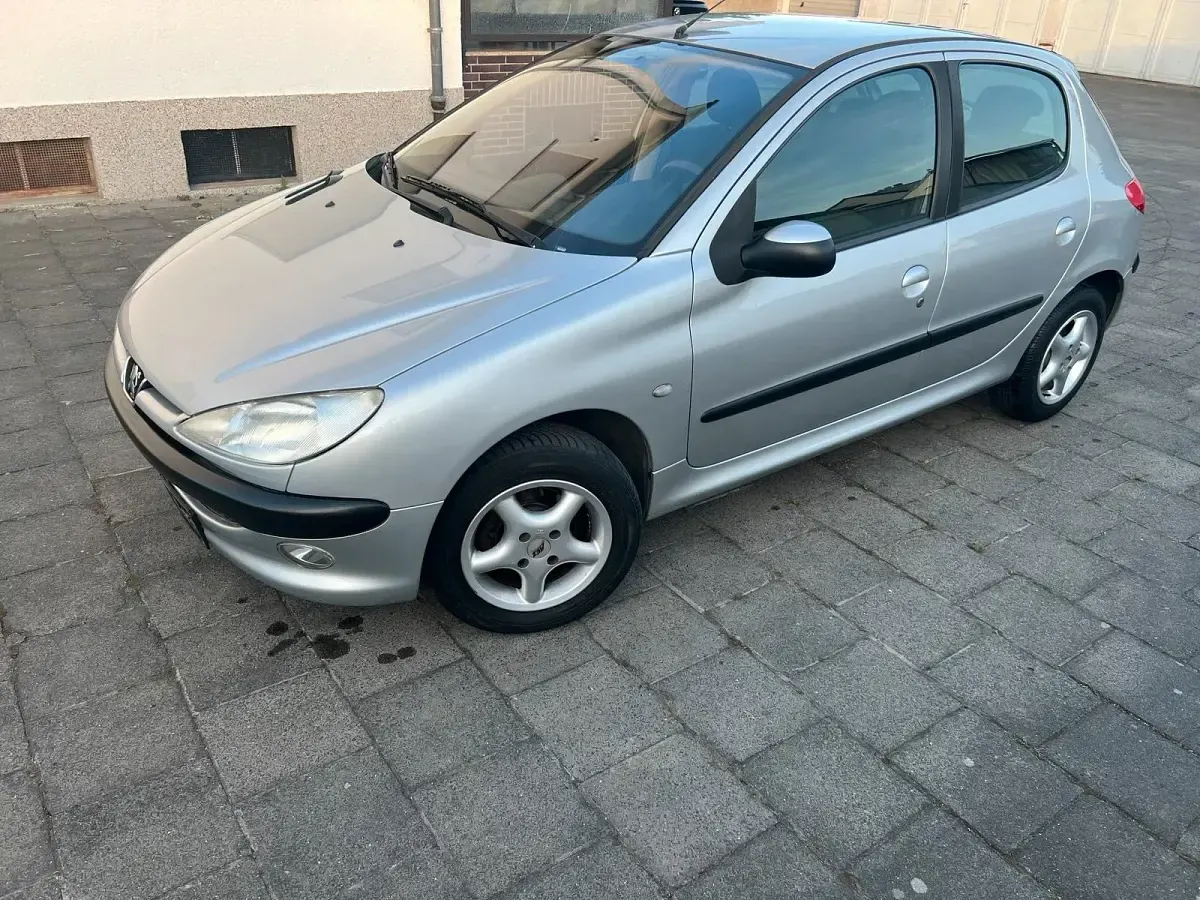 Gebraucht Peugeot 206 75 PS (55 kW) 2003 Silber Kleinwagen