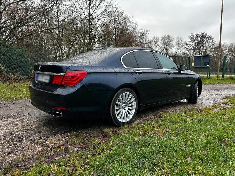 Gebraucht BMW 740 306 PS (225 kW) 2009 Blau Limousine