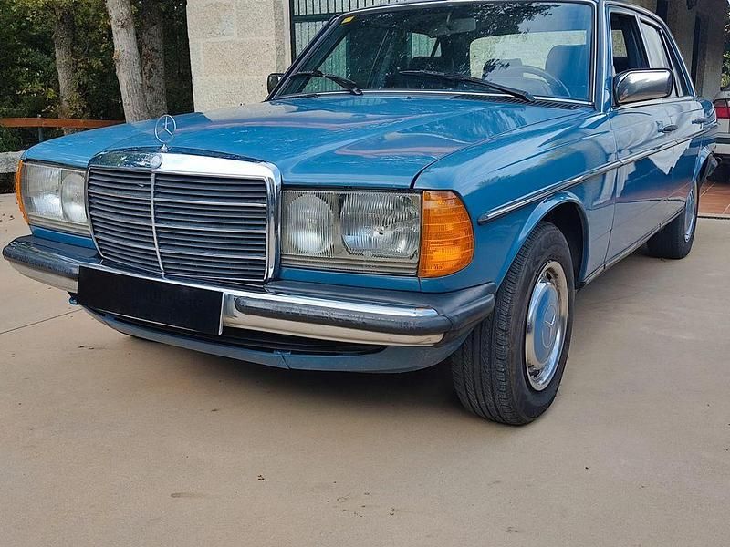 Gebraucht Mercedes 300 88 PS (64 kW) 1983 Blau Limousine