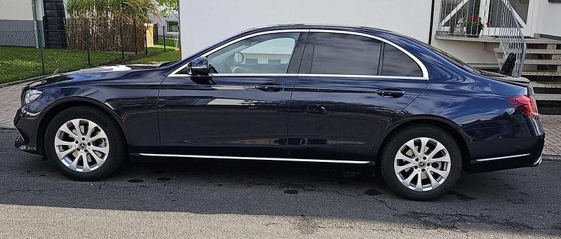 Blau Gebraucht 2017 Mercedes E220 Exclusive Limousine | 24.500 € (Superpreis) - Bild 1/4