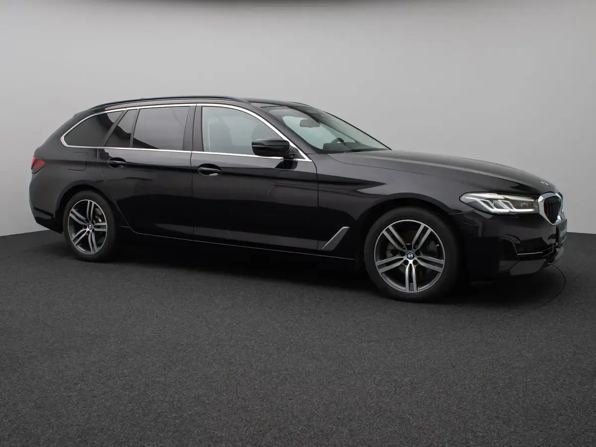 Gebraucht BMW 520 Sport Line 190 PS (139 kW) 2023 Saphirschwarz475schwarz Limousine