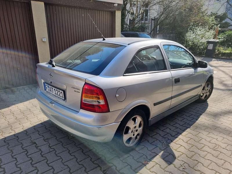 Gebraucht Opel Astra 90 PS (66 kW) 1998 Silber Limousine