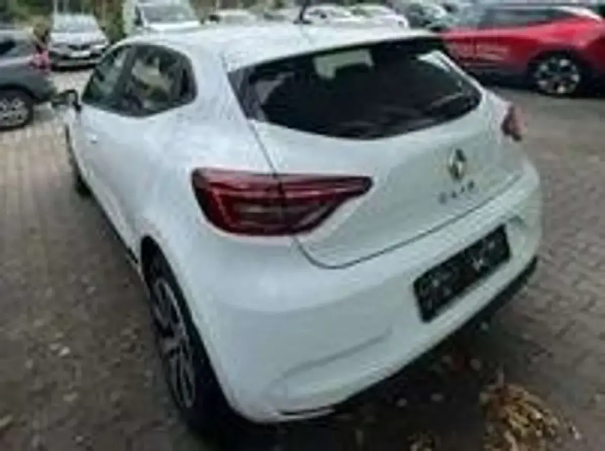Gebraucht Renault Clio Equilibre 67 PS (49 kW) 2023 Arktisweiß Kleinwagen