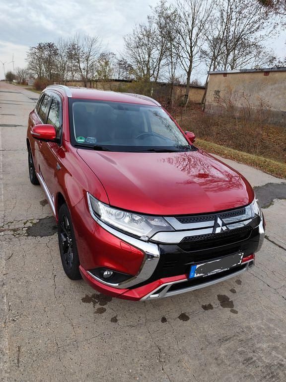 Rot Gebraucht 2020 Mitsubishi Outlander P-HEV SUV | 19.999 € (Guter Preis) - Bild 1/4