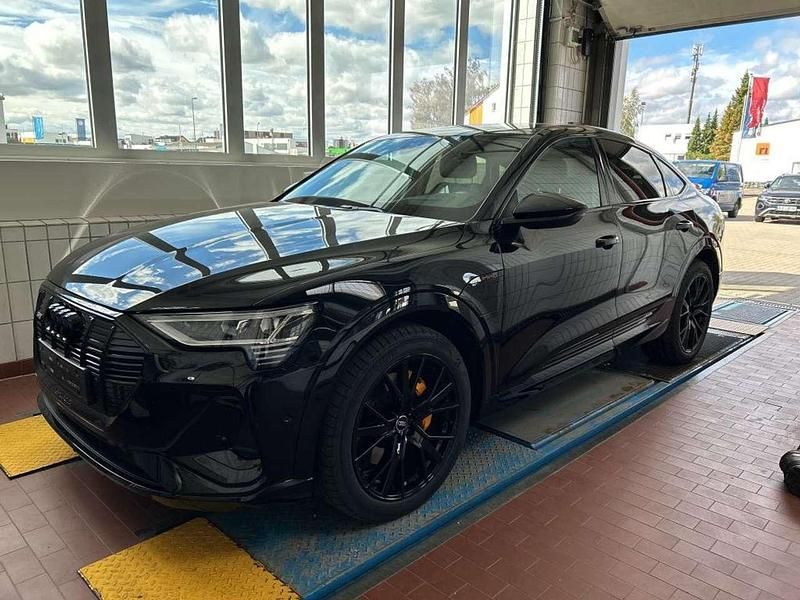 Mythosschwarz metallic Gebraucht 2022 Audi e-tron Sportback Black Edition SUV | 41.615 € (Guter Preis) - Bild 1/2
