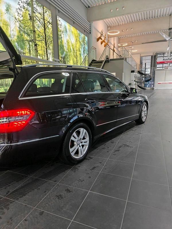 Gebraucht Mercedes E200 183 PS (134 kW) 2011 Schwarz Kombi