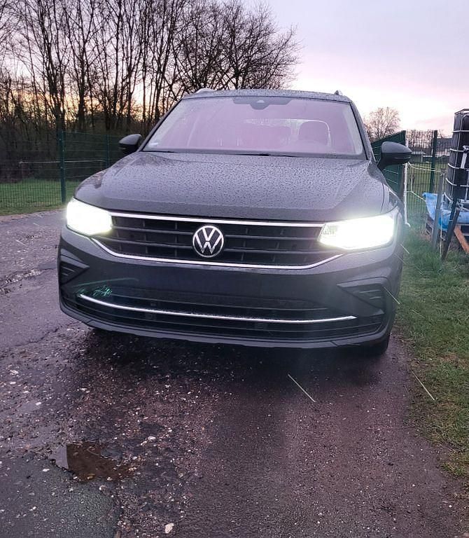 Gebraucht VW Tiguan Active 131 PS (96 kW) 2022 Grau SUV