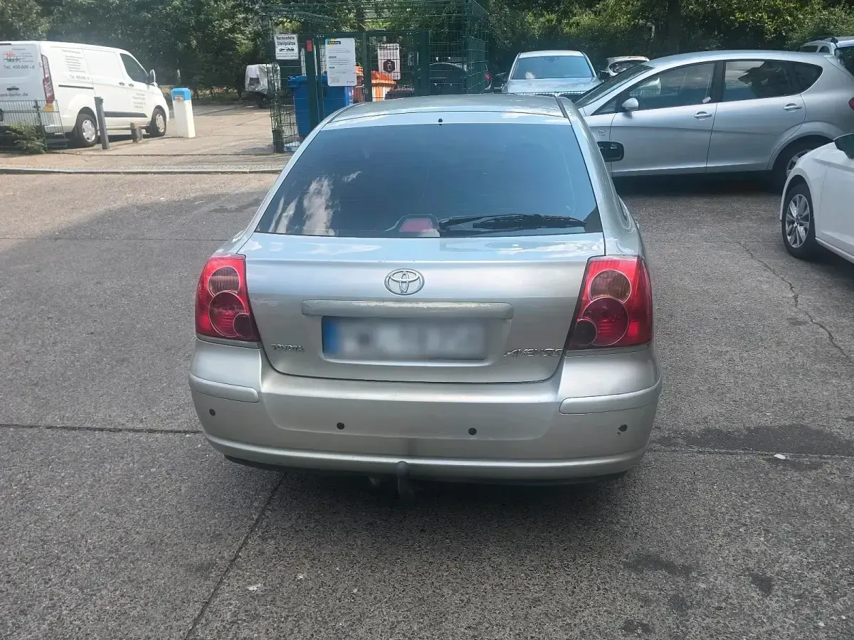 Gebraucht Toyota Avensis 130 PS (95 kW) 2003 Silber Limousine