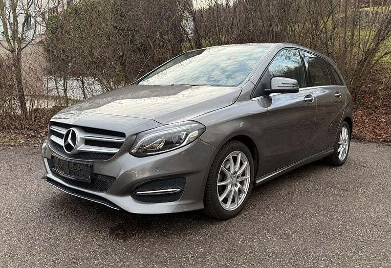Grau Gebraucht 2015 Mercedes B200 Urban Van / Kleinbus | 9.999 € (Fairer Preis) - Bild 1/4