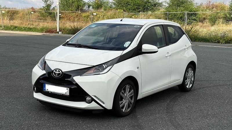 Weiß Gebraucht 2015 Toyota Aygo Kleinwagen | 8.990 € (Guter Preis) - Bild 1/4