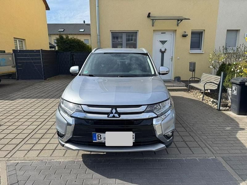 Używany Mitsubishi Outlander 150 KM (110 kW) 2017 Srebrny SUV