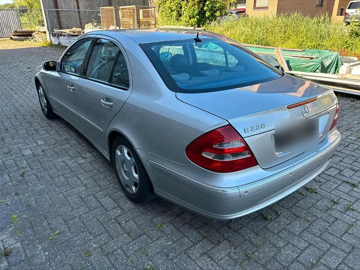 Gebraucht Mercedes E220 Avantgarde 150 PS (110 kW) 2005 Silber Limousine