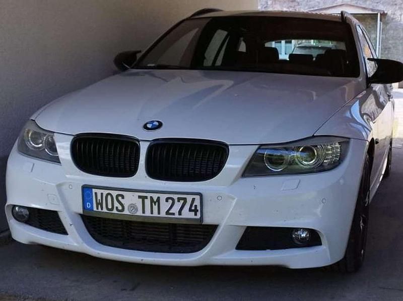 Weiß Gebraucht 2011 BMW 320 Sport Line Kombi | 14.900 € - Bild 1/4