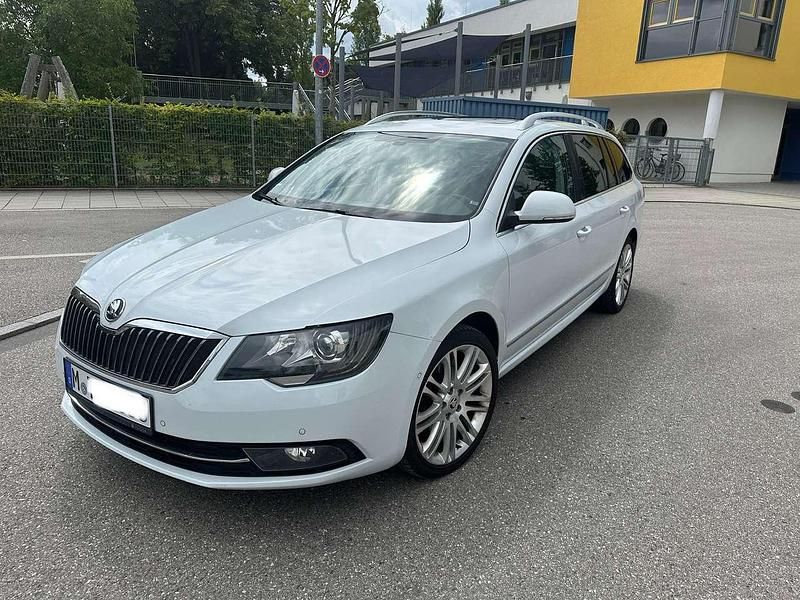 Weiß Gebraucht 2014 Skoda Superb Exclusive Kombi | 9.990 € (Fairer Preis) - Bild 1/4