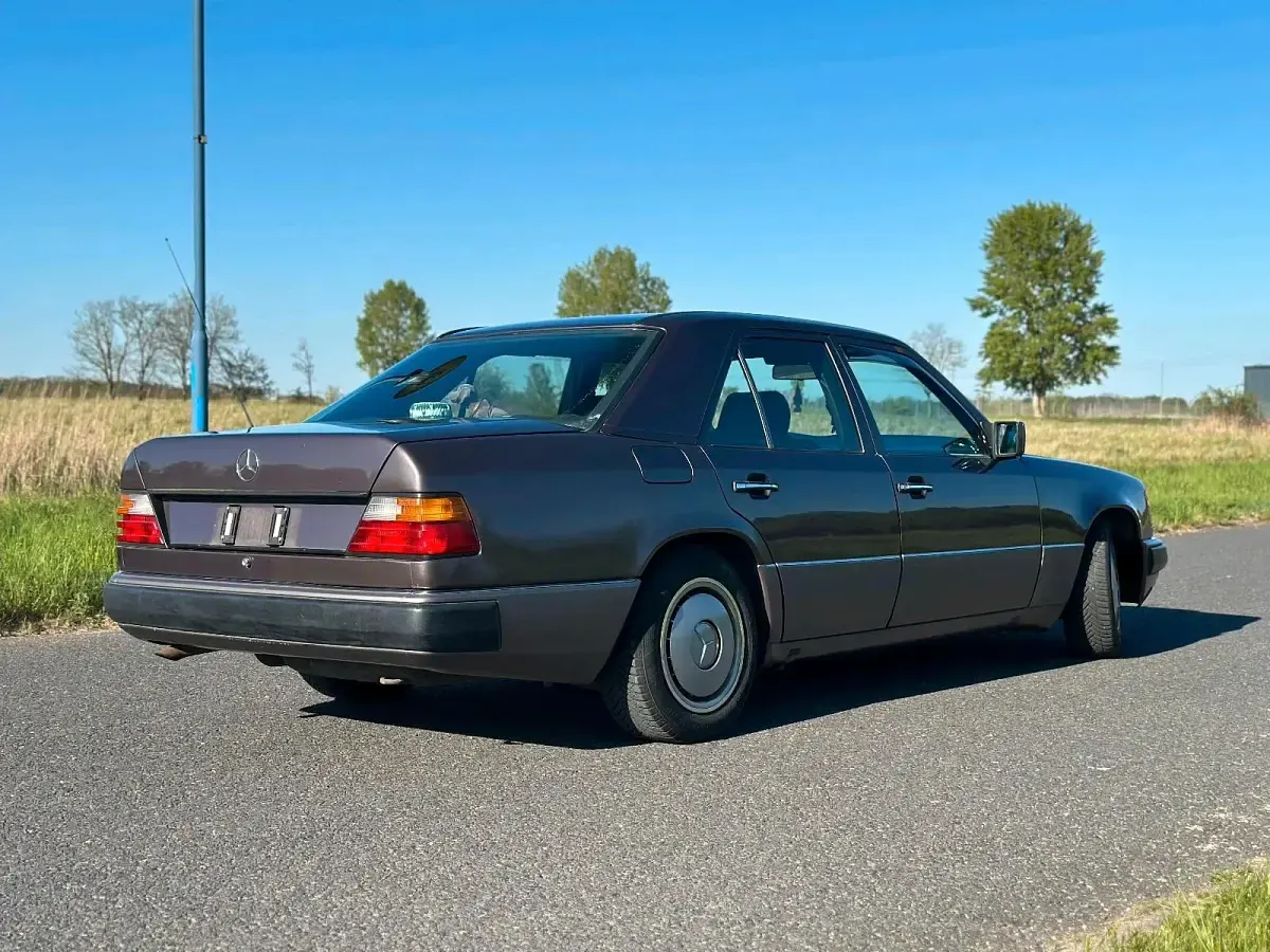 Gebraucht Mercedes E230 132 PS (97 kW) 1991 Andere farben Limousine